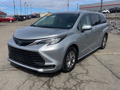Used 2021 Toyota Sienna LE image 1