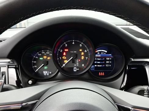 Certified 2025 Porsche Macan AWD/4WD image 9