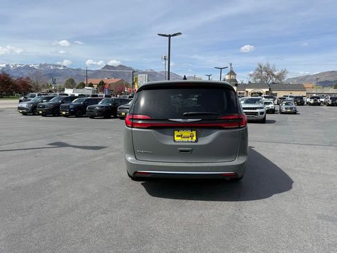 Used 2023 Chrysler Pacifica Touring-L FWD image 4