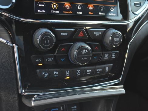 Used 2021 Jeep Grand Cherokee Limited image 25