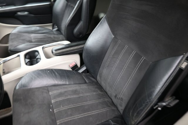 Used 2014 Chrysler Town & Country Touring-L FWD image 17