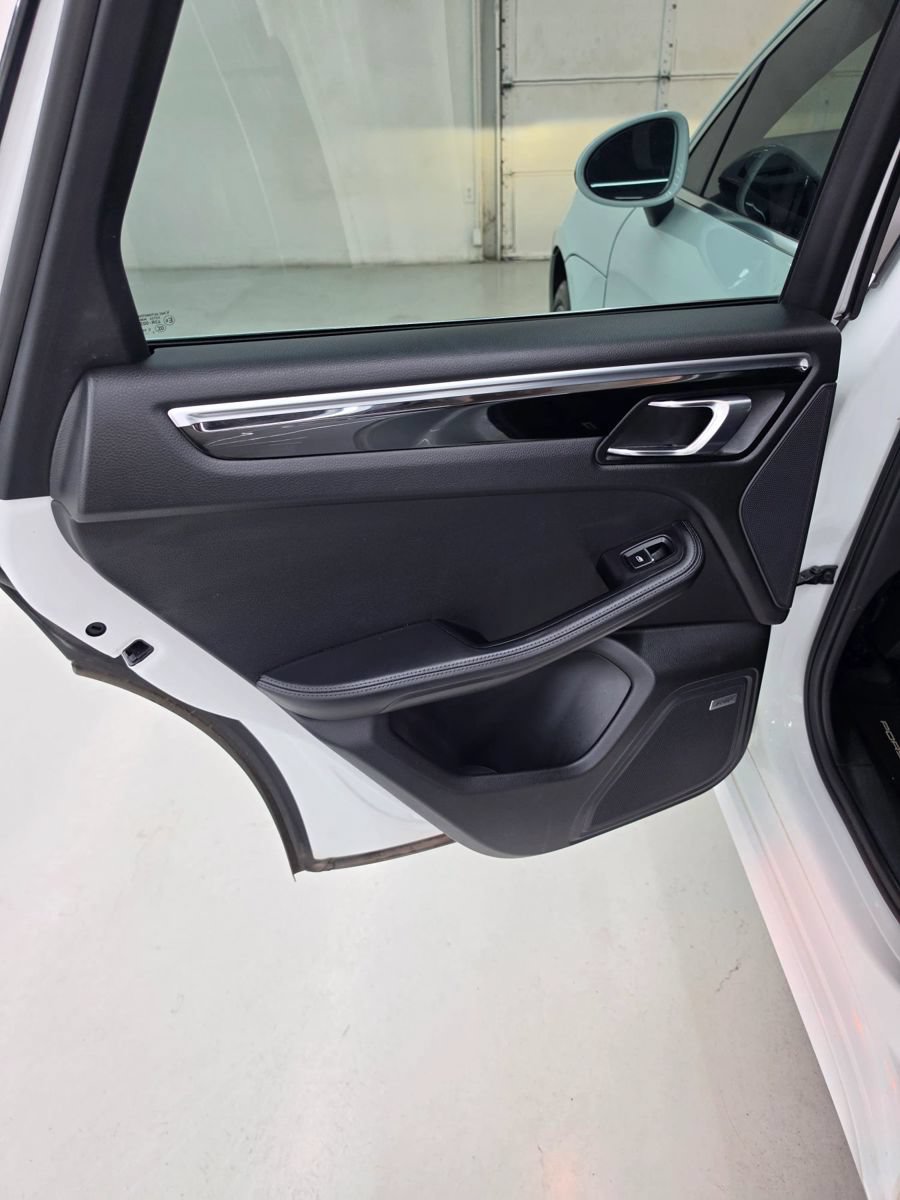 Used 2018 Porsche Macan Turbo w/ Premium Package Plus AWD/4WD image 40