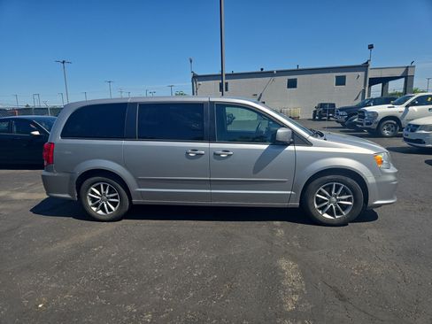 Used 2016 Dodge Grand Caravan SE FWD image 4
