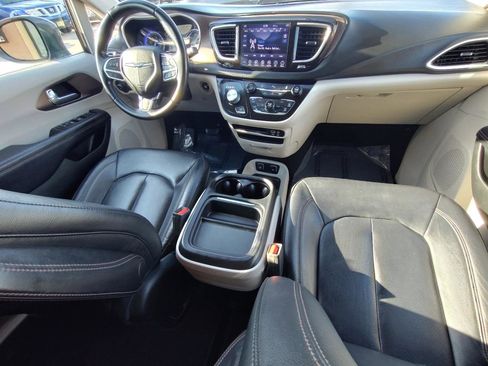 Used 2018 Chrysler Pacifica Touring-L FWD image 43