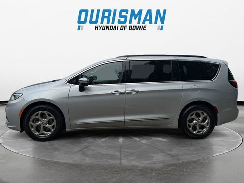 Used 2023 Chrysler Pacifica Limited FWD image 3