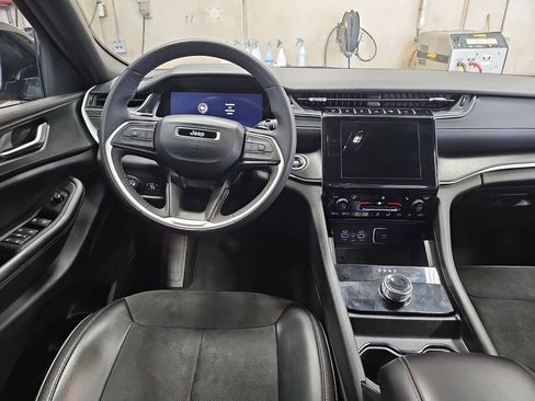 Used 2024 Jeep Grand Cherokee Altitude AWD/4WD image 16