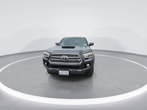 Used 2016 Toyota Tacoma TRD Sport w/ Towing Package image 4