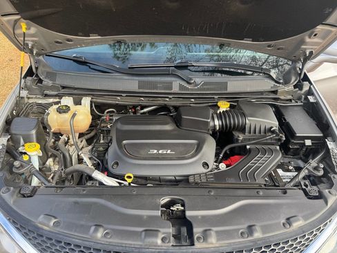 Used 2017 Chrysler Pacifica Touring-L image 34