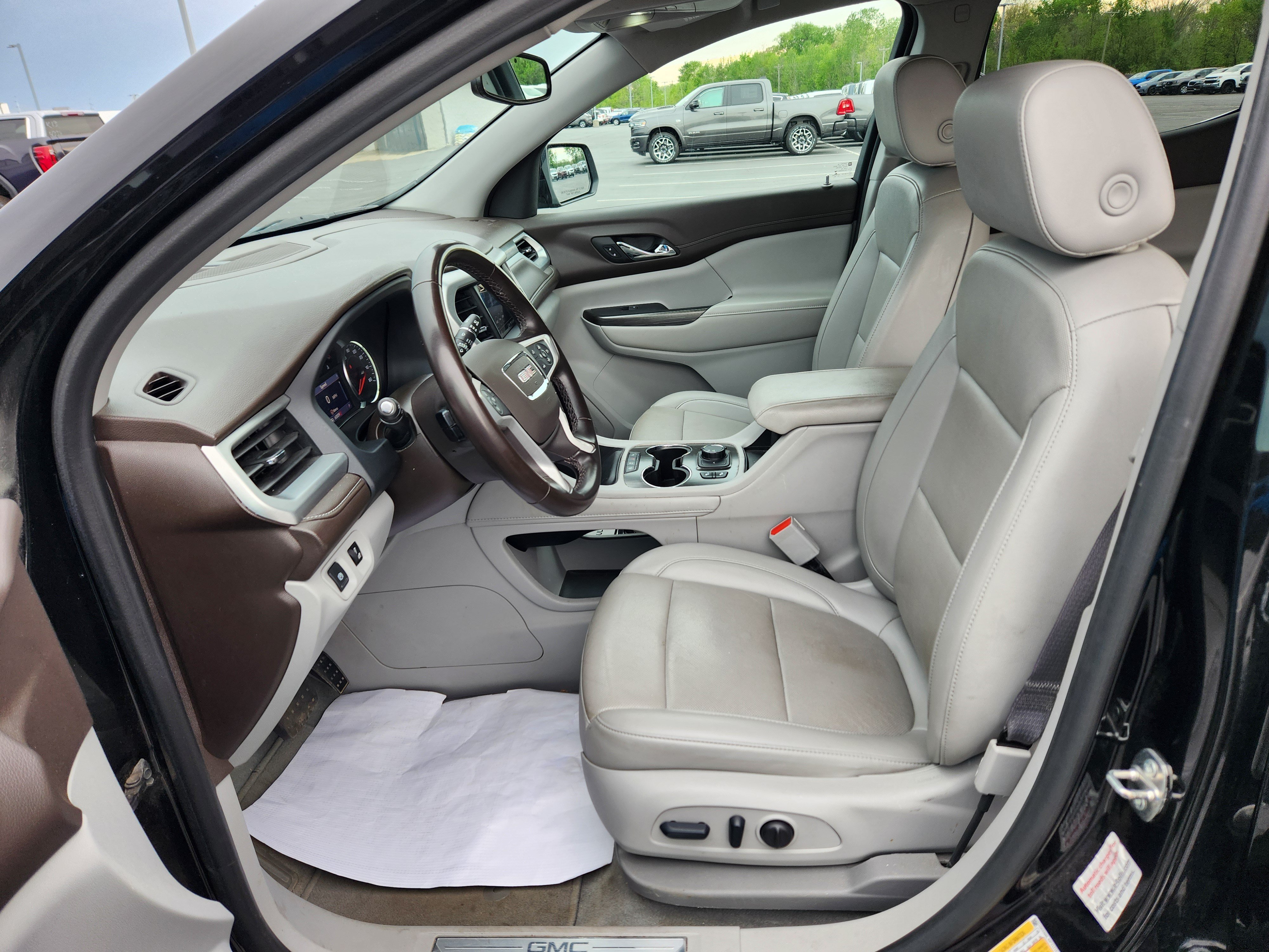 Used 2023 GMC Acadia SLT FWD image 13