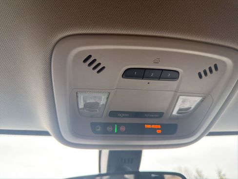 Used 2020 Chevrolet Traverse LT image 17