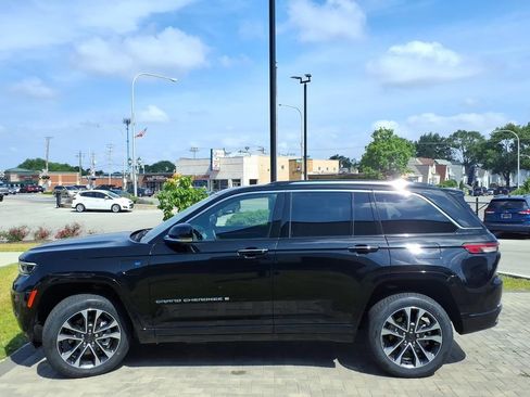 Used 2022 Jeep Grand Cherokee Overland w/ Advanced Protech Group III AWD/4WD image 4