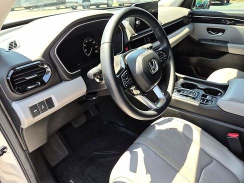 Used 2025 Honda Pilot Touring image 16