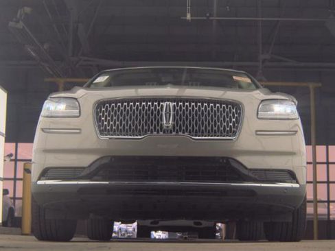Used 2023 Lincoln Nautilus Reserve w/ Equipment Group 201A AWD/4WD image 3