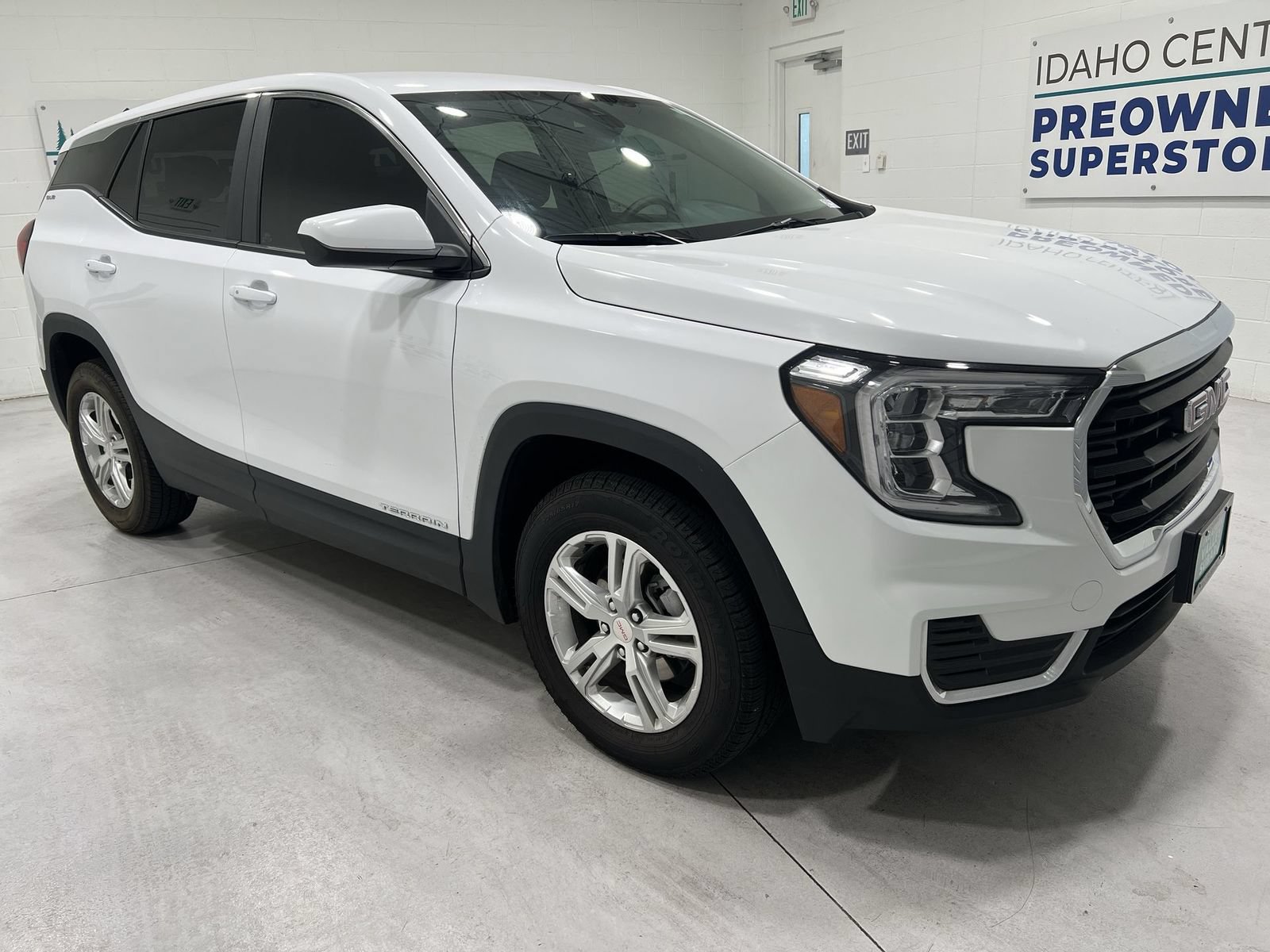 Used 2024 GMC Terrain SLE AWD/4WD image 2