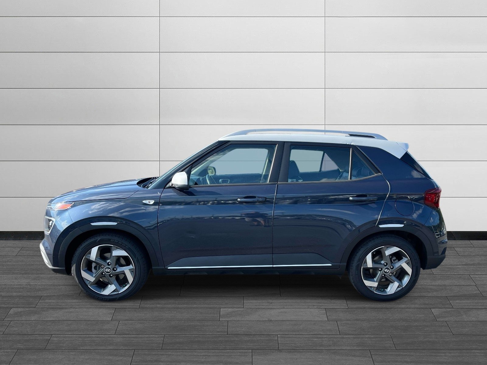 Used 2022 Hyundai Venue Limited FWD image 6
