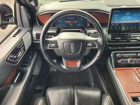 Used 2023 Lincoln Navigator Reserve image 11