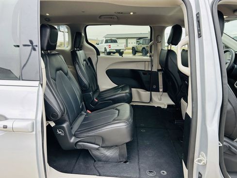 Used 2023 Chrysler Pacifica Touring-L image 30
