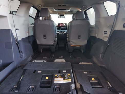 Used 2022 Toyota Sienna XLE w/ XLE Plus Package FWD image 19