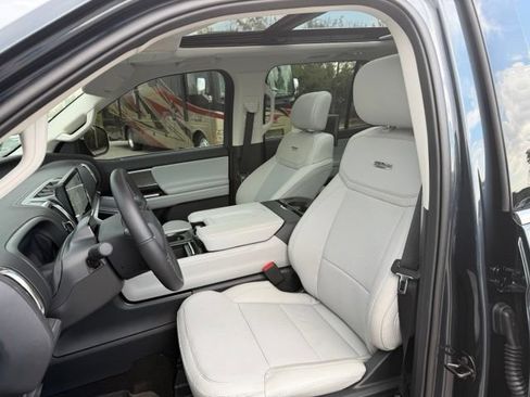 Used 2026 Ford Expedition Platinum w/ Driver's Package AWD/4WD image 6