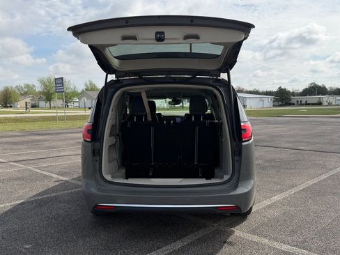 Used 2022 Chrysler Pacifica Touring-L FWD image 5