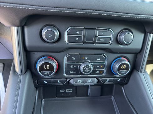 Used 2024 Chevrolet Suburban LT RWD image 15