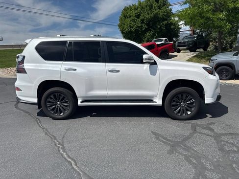 Used 2023 Lexus GX 460 Premium w/ Accessory Package AWD/4WD image 2