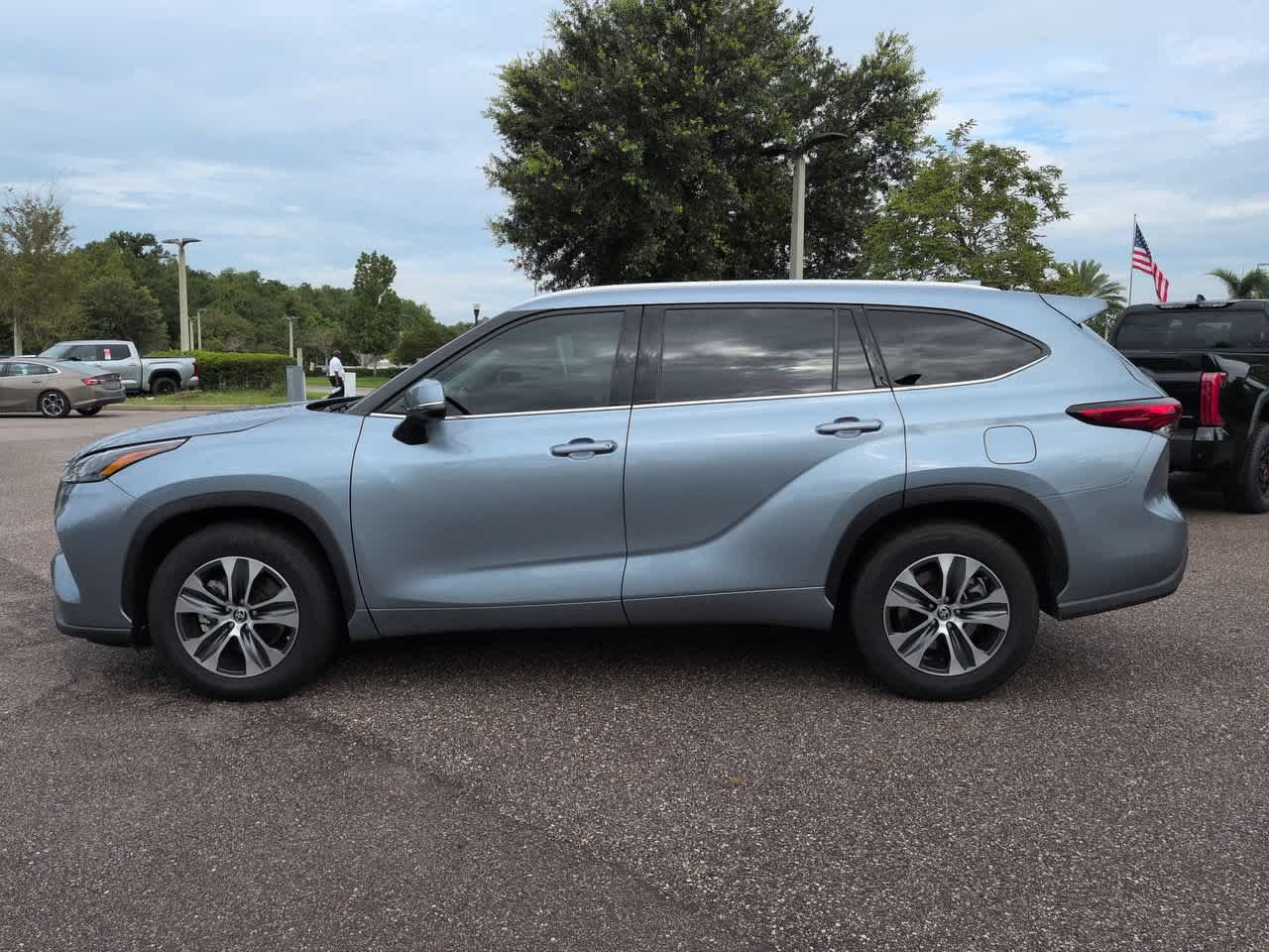 Used 2022 Toyota Highlander XLE FWD image 3