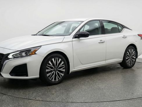 Used 2025 Nissan Altima 2.5 SV FWD image 3