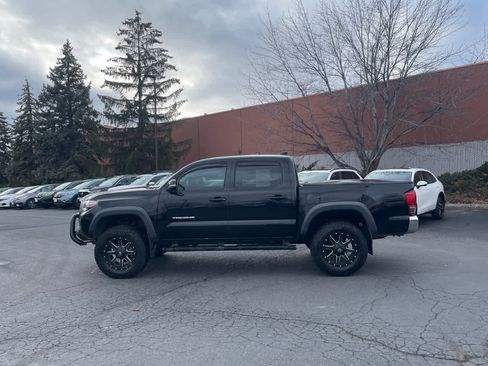 Used 2017 Toyota Tacoma TRD Off-Road image 5