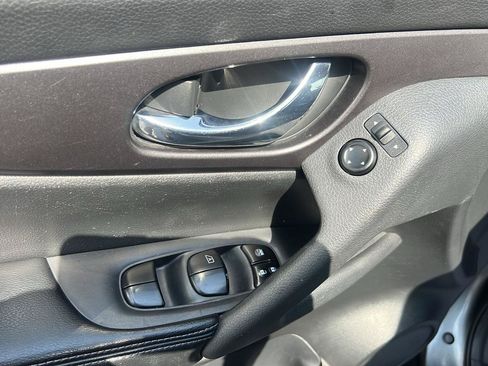 Used 2016 Nissan Rogue SV FWD image 17