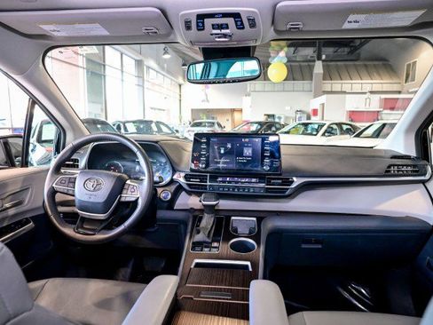 Used 2023 Toyota Sienna XLE image 24