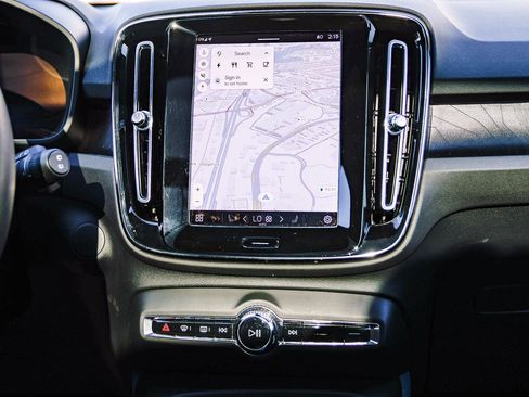 Used 2023 Volvo XC40 Recharge Plus image 15