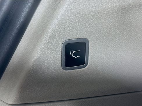 Used 2024 Chrysler Pacifica Touring-L image 30