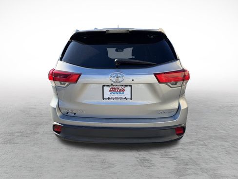 Used 2019 Toyota Highlander AWD V6 image 6
