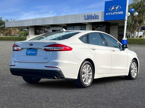 Used 2019 Ford Fusion SE image 2