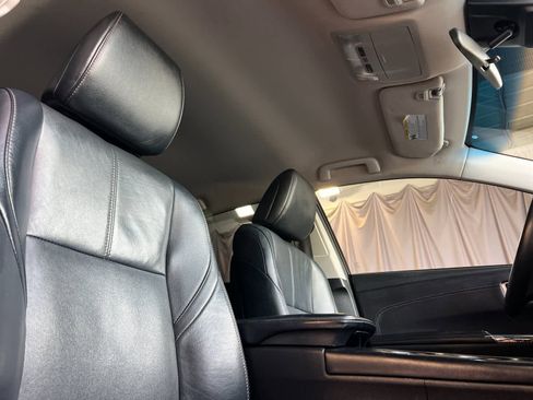 Used 2018 Toyota Avalon XLE image 16