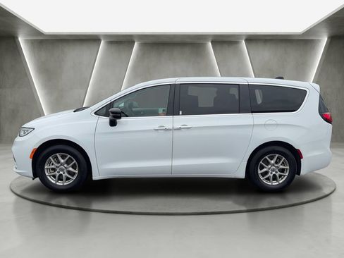 Used 2024 Chrysler Pacifica Touring-L FWD image 2