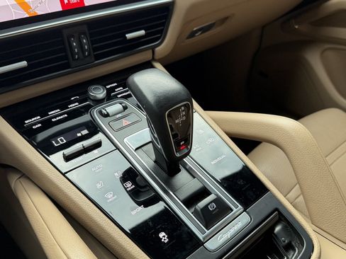 Used 2021 Porsche Cayenne AWD/4WD image 22
