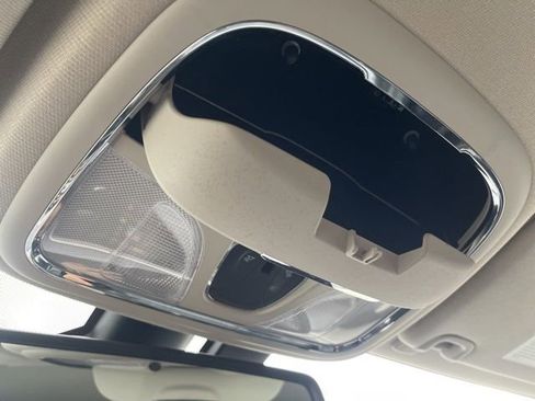 Used 2017 Jeep Cherokee Limited image 18