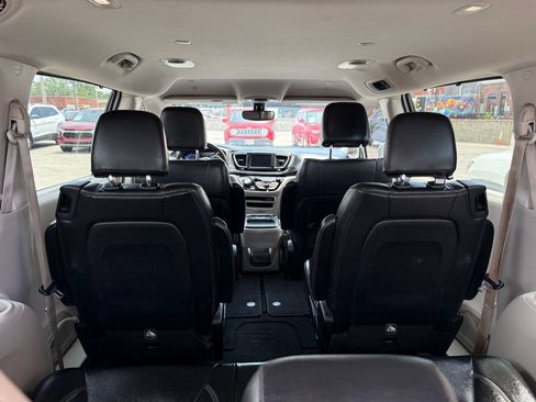 Used 2020 Chrysler Pacifica Touring-L FWD image 18