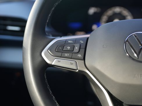 Used 2023 Volkswagen Taos SE w/ Panoramic Sunroof Package image 19