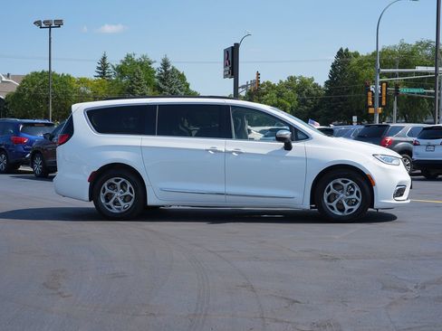 Used 2023 Chrysler Pacifica Limited FWD image 2