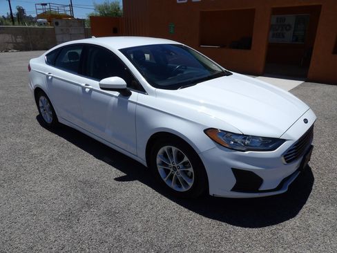 Used 2019 Ford Fusion SE FWD image 2