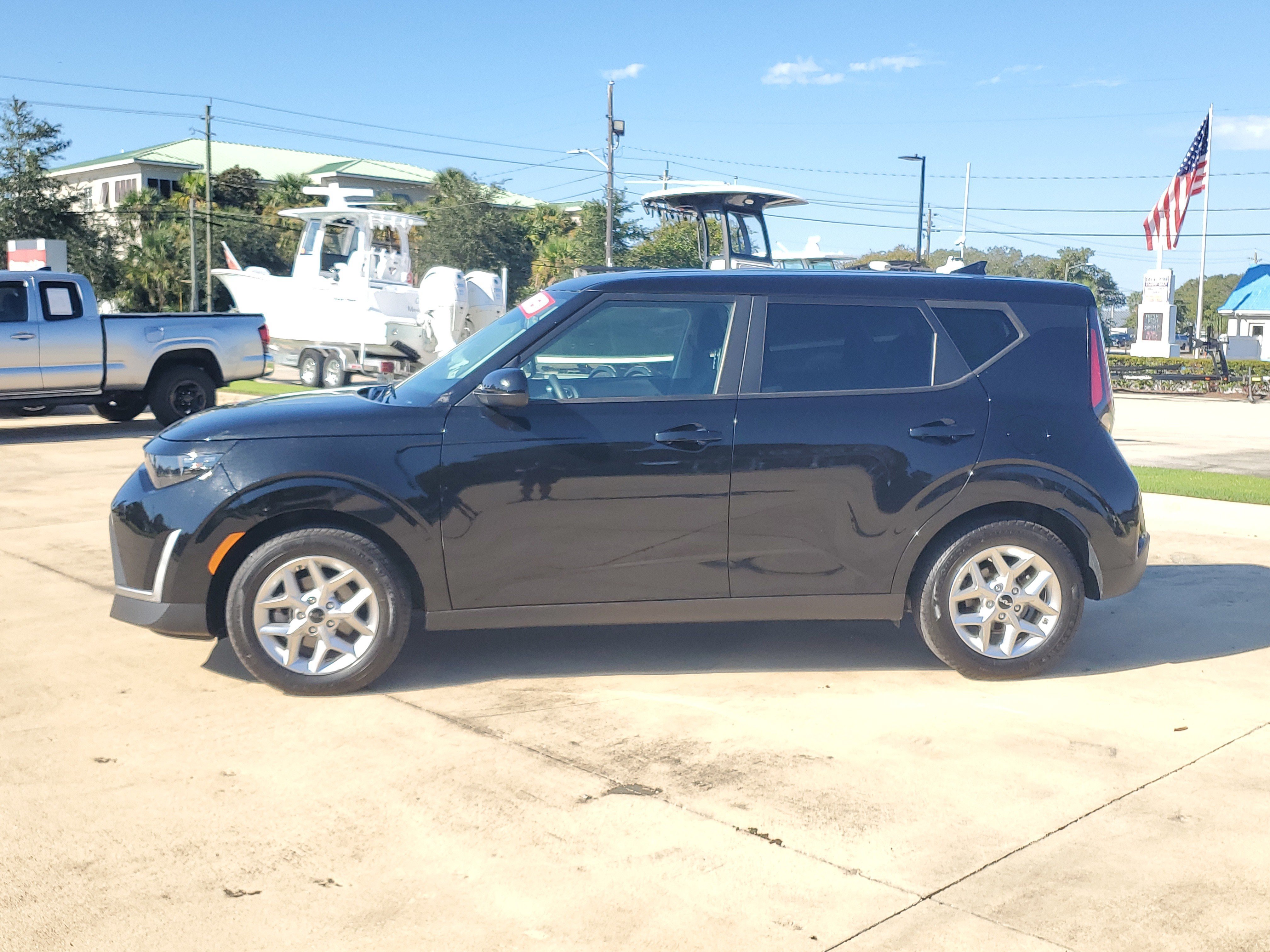 Used 2024 Kia Soul LX w/ Option Group 015 FWD image 2