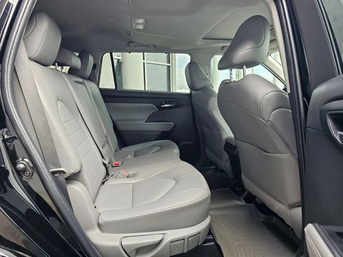 Used 2022 Toyota Highlander XLE AWD/4WD image 13