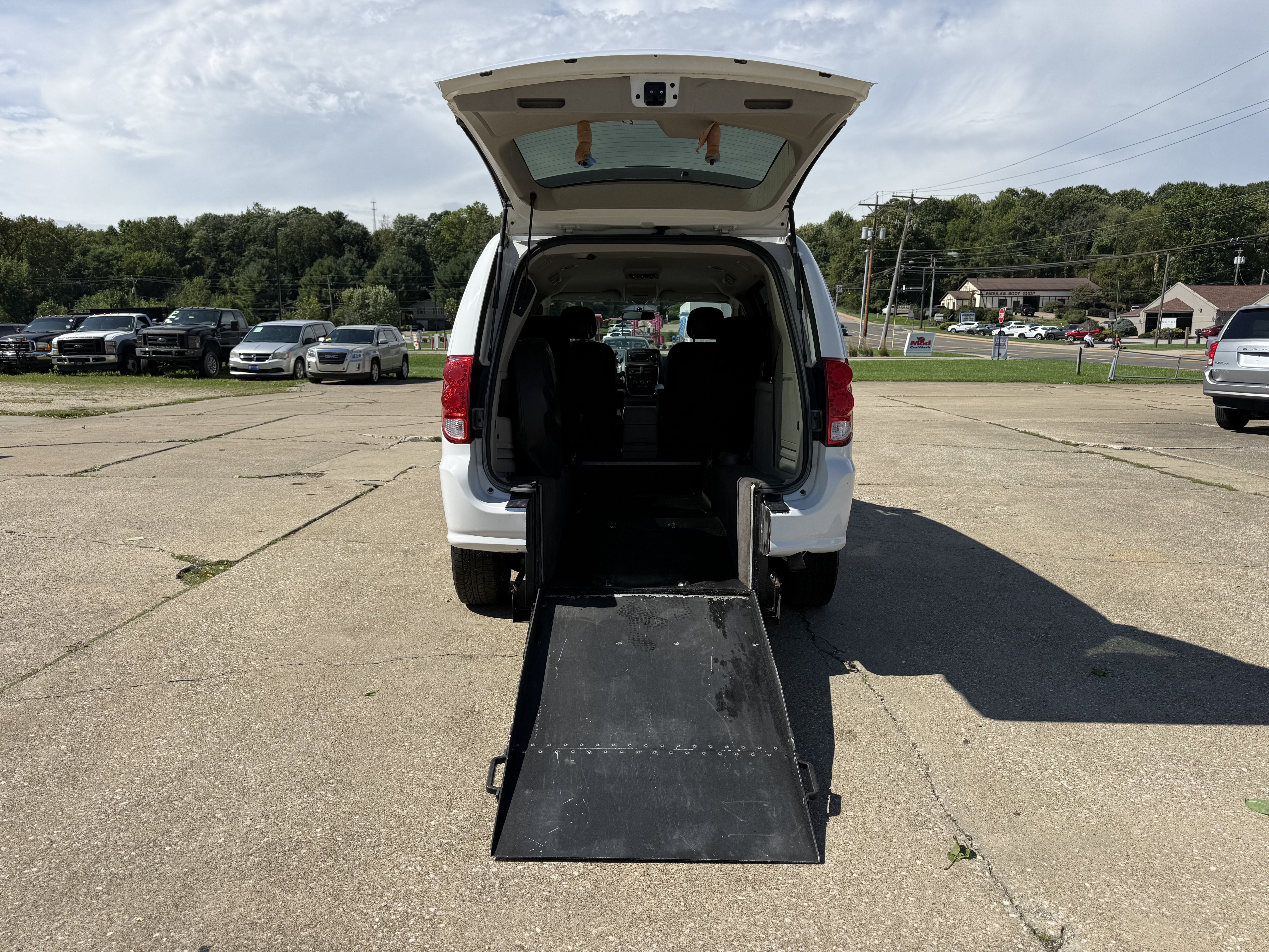 Used 2014 Dodge Grand Caravan SXT FWD image 1