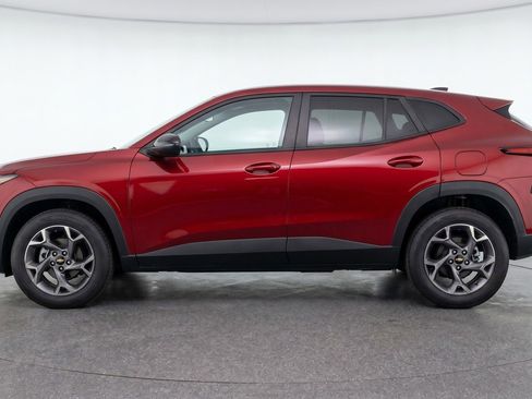 Used 2025 Chevrolet Trax LT FWD image 5