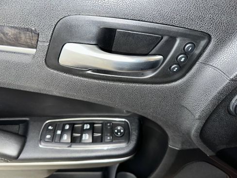 Used 2018 Chrysler 300 Limited image 5