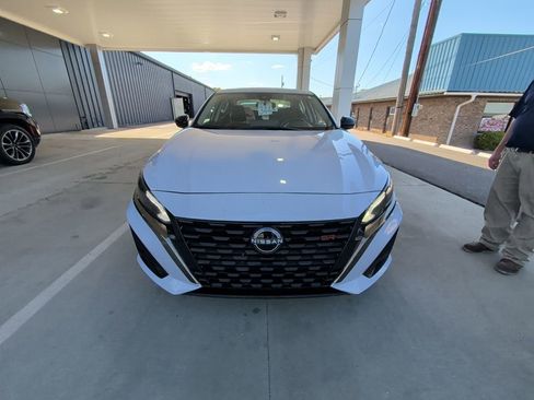 Used 2023 Nissan Altima 2.5 SR w/ SR Premium Package image 2