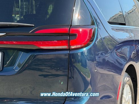 Used 2023 Chrysler Pacifica Touring-L FWD image 9